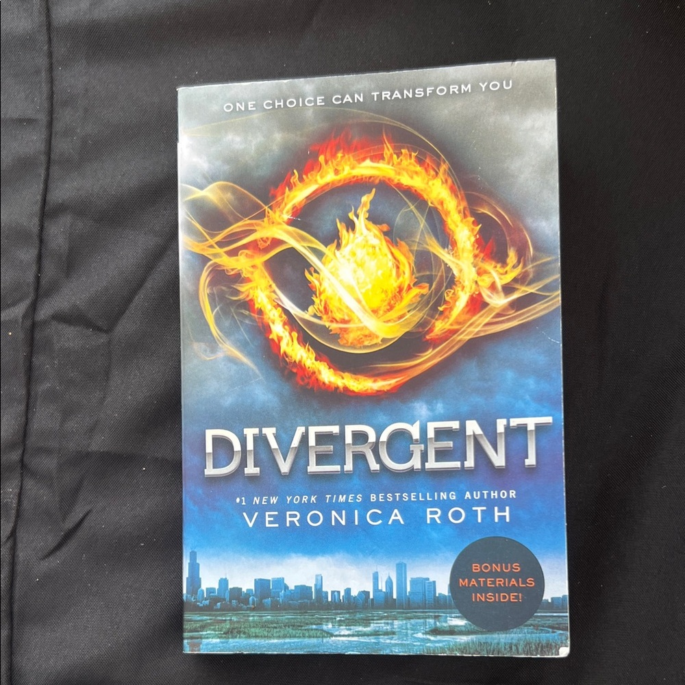 Divergent by Veronica Roth Paperback